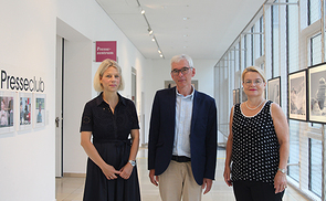 (v.l.) Barbara Lanzerstorfer-Holzner, Referentin TelefonSeelsorge OÖ – Notruf 142, Josef Hölzl, Referent BEZIEHUNGLEBEN.AT, Silvia Breitwieser, Leiterin TelefonSeelsorge OÖ – Notruf 142